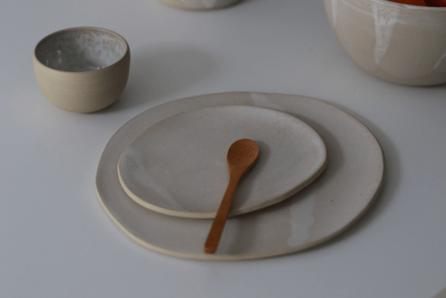 Les assiettes irrégulières ivoires