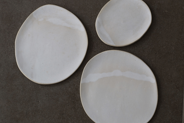 Les assiettes irrégulières ivoires