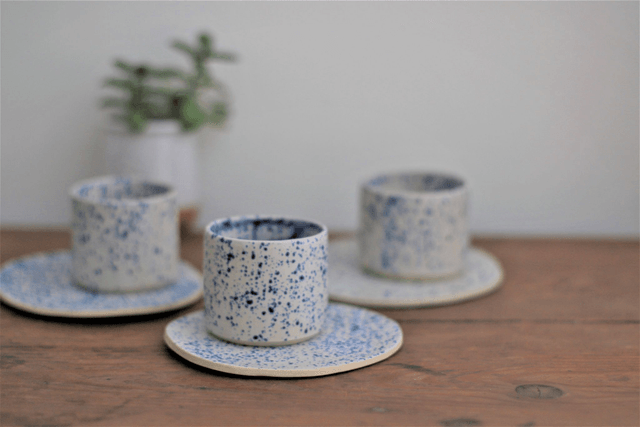 La tasse à café mouchetée