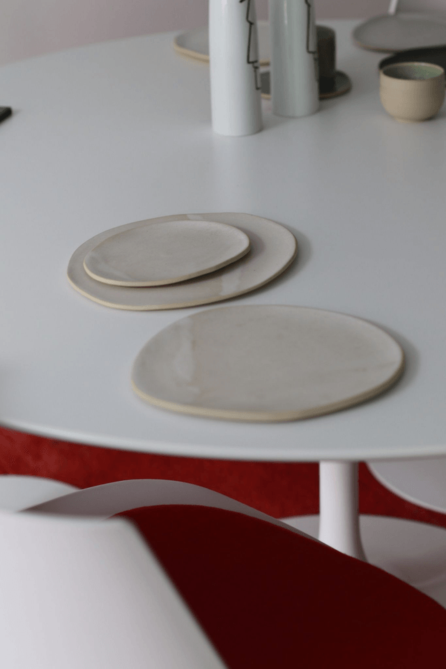 Les assiettes irrégulières ivoires