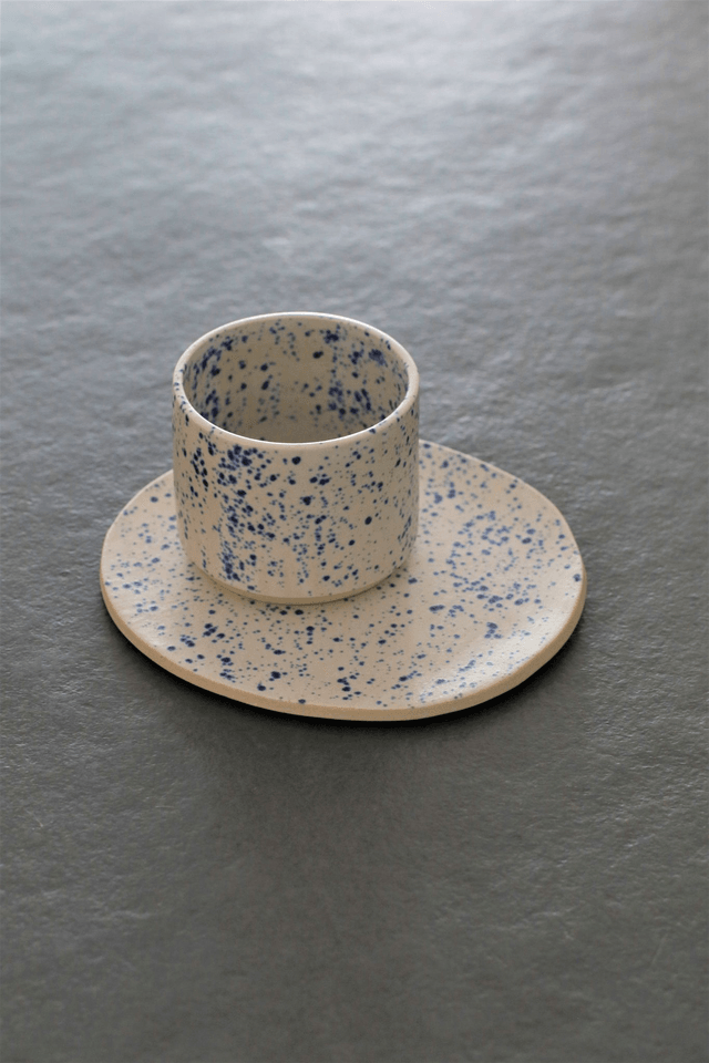 La tasse à café mouchetée
